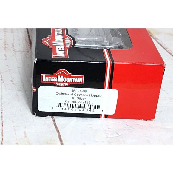 Inter Mountain Railway Co.45221-05 Cylindrical Covered CP Silver Car Model Train - Picture 5 of 11